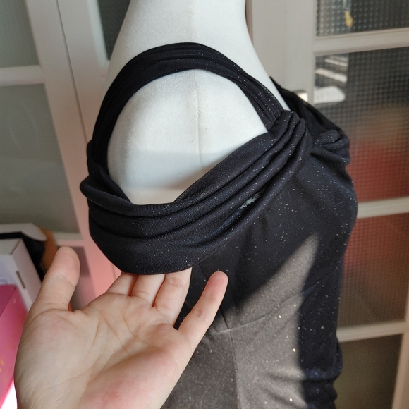 Women's Cold Shoulder Black Glitter Evening Gown Size 6Petite - Picture 14 of 16